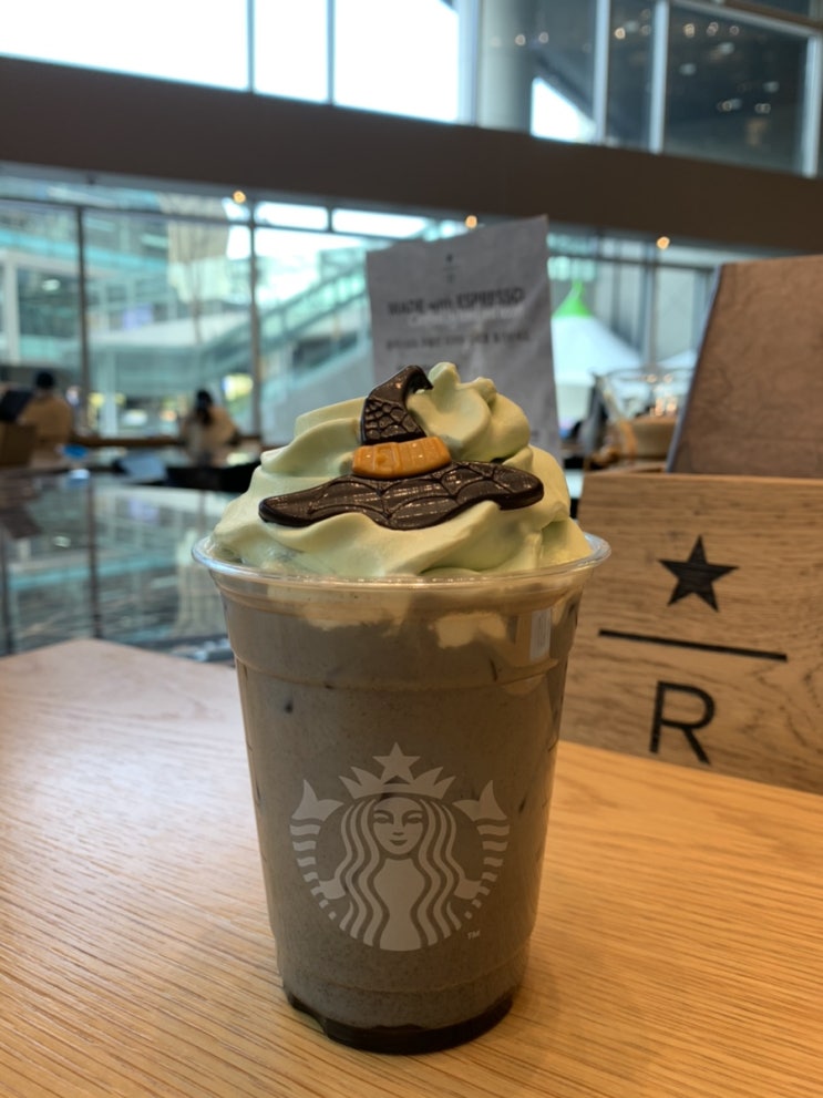 스벅 할로윈 리틀위치할로윈라떼 마셔봤어요 할로윈MD도 귀여워