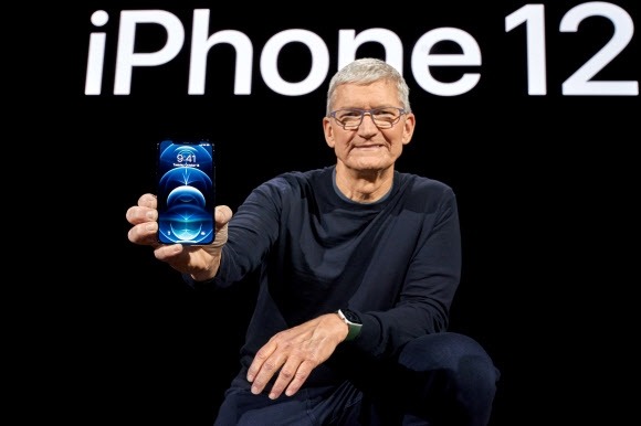 애플, 첫 5G폰 공개… 스마트폰 시장 삼성·화웨이와 3파전 예고