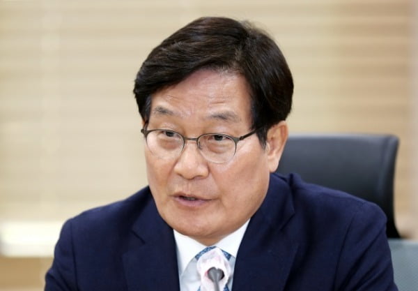  신동근 나이 국회의원 고향 bts 결혼 부인 아내 자녀 프로필