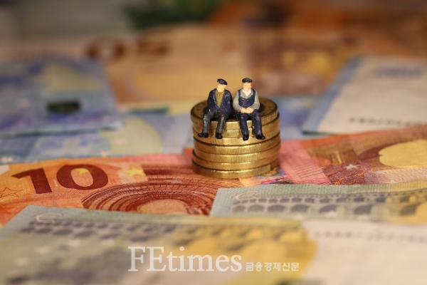 노후걱정 잠 못 이루는 4050세대 … 해결책은 보험뿐? 노후걱정 잠 못 이루는 4050세대 … 해결책은 보험뿐?