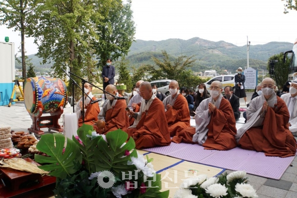 외로이 죽음 맞은 영가 위한 추모재 봉행 외로이 죽음 맞은 영가 위한 추모재 봉행