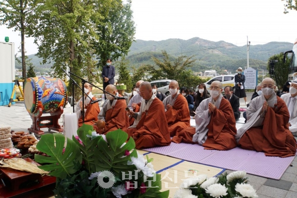 외로이 죽음 맞은 영가 위한 추모재 봉행