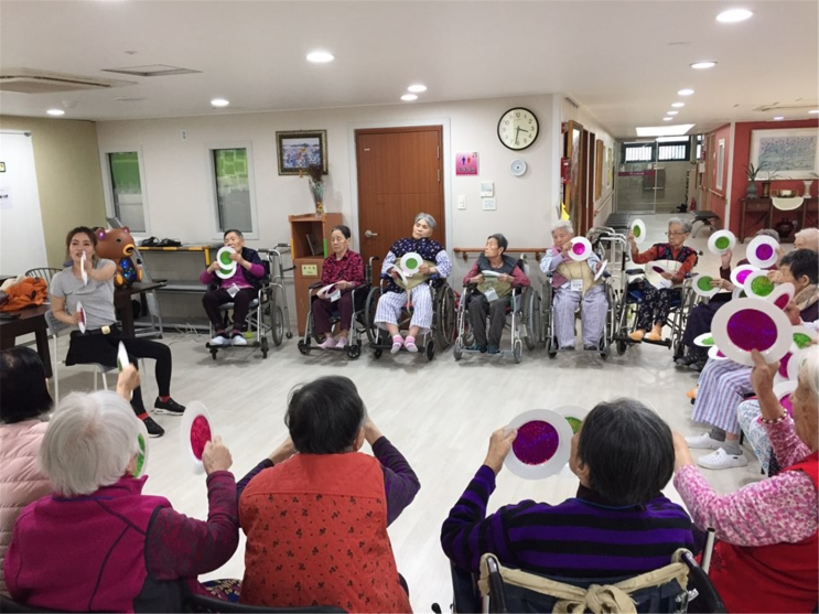  햇살 요양원 웃음치료