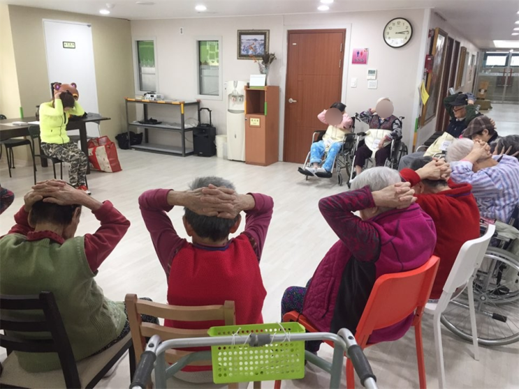  햇살 요양원 웃음 치료