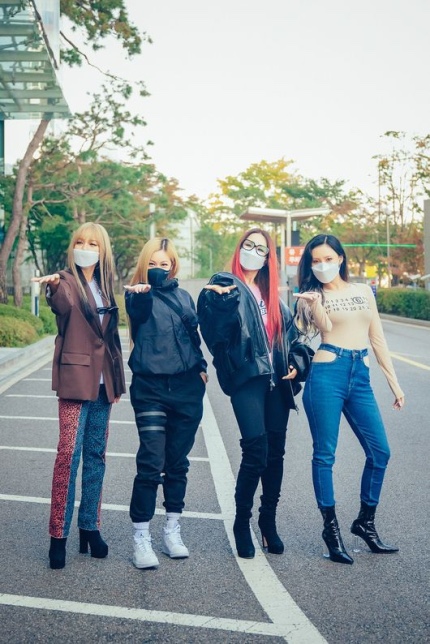  환불원정대 마마무 화사, 누드톤 착시 의상 '환불원정대' 출근길