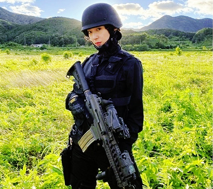 크리스탈(정수정), '써치' 손중위의 카리스마···언니 제시카 '멋지다' 크리스탈(정수정), '써치' 손중위의 카리스마···언니 제시카 '멋지다'