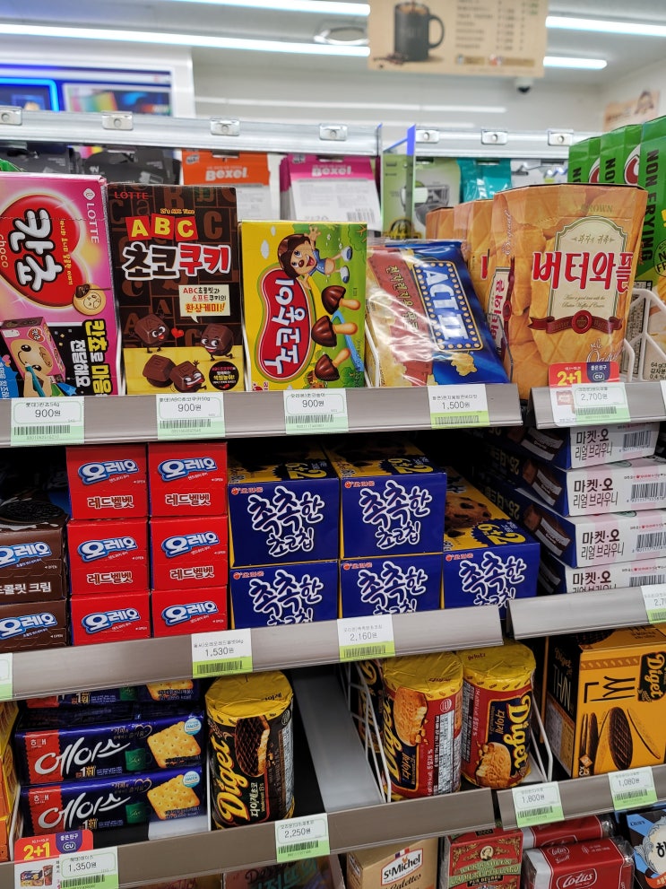  편의점 점차 신기한 과자도 보이고 추억과자도 보이네요