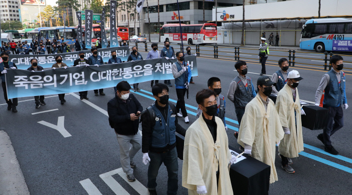 [사설]택배노동자 죽음의 행렬, 산재보험 가입 의무화로 막아야