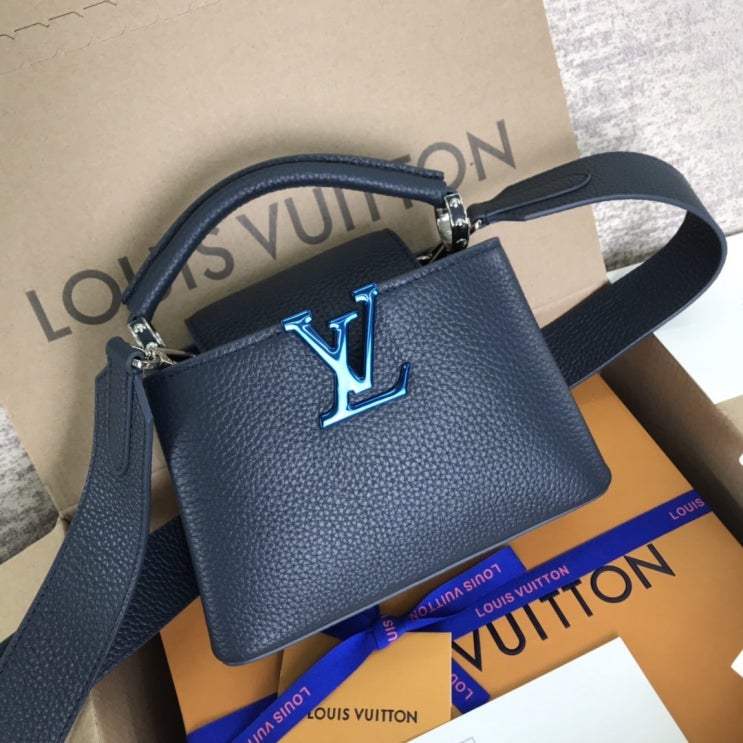 LV. M98477 CAPUCINES 카푸신 크로스백.