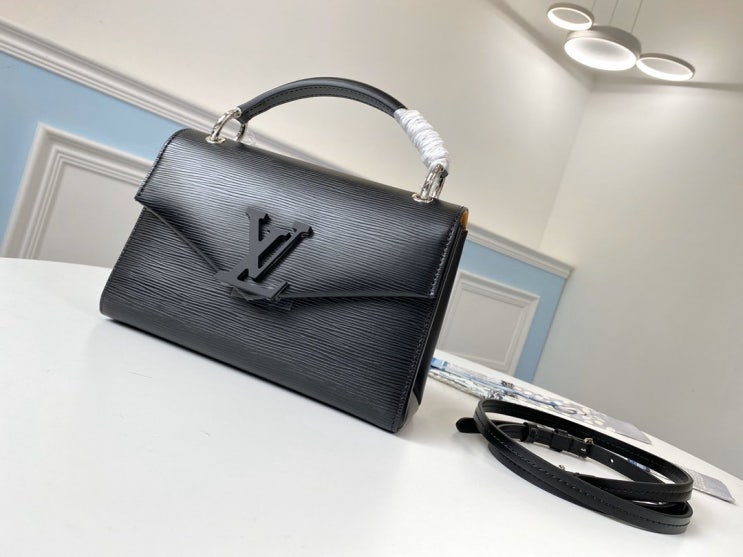 LV. M55977 Pochette Grenelle 크로스백 블랙