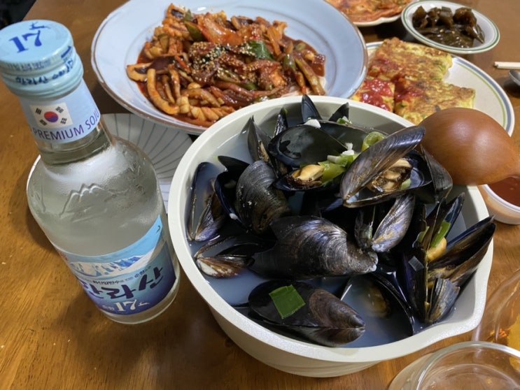  육퇴 후 야식타임.