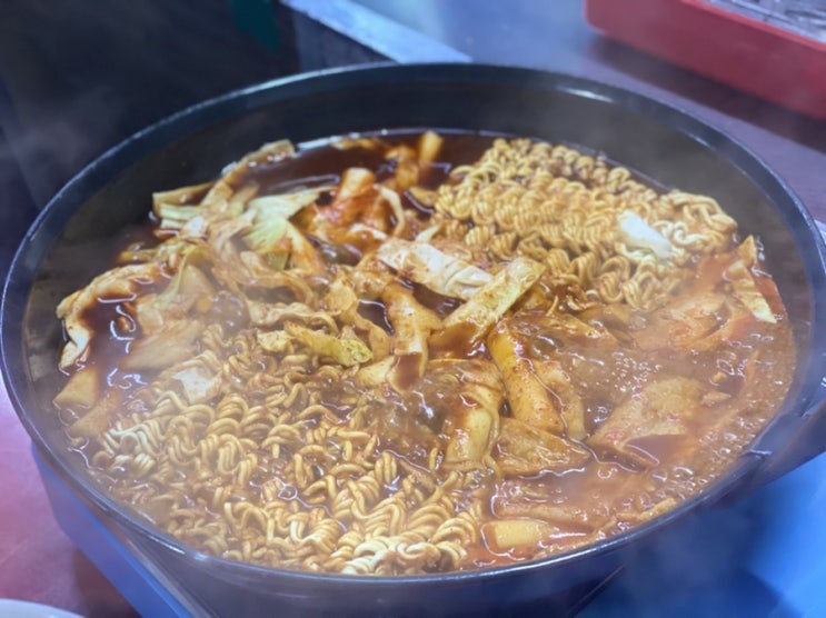  떡볶이 성지 애플하우스, 중독성있는 비빔만두