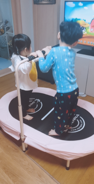 집안에서 운동과 놀이를 한번에! 아이워너 2인용 타원형 트램폴린!