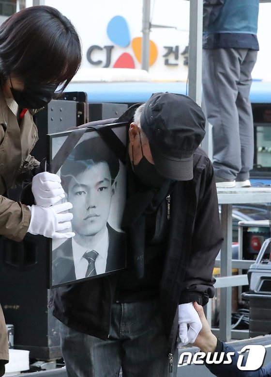 '택배 과로사' 9명 중 산재보험 가입자 '0'…누가 가입 막았나? '택배 과로사' 9명 중 산재보험 가입자 '0'…누가 가입 막았나?