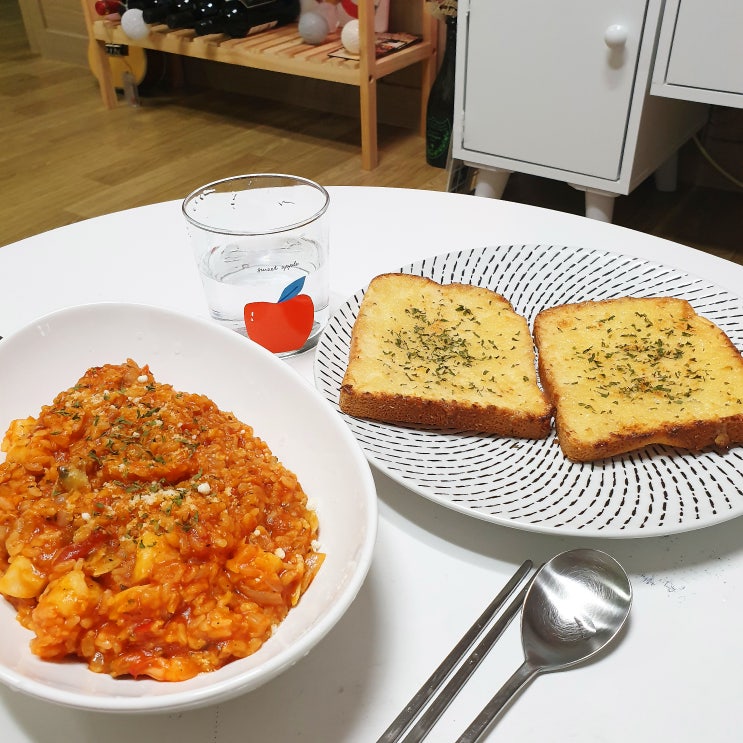  [하루한끼] 해산물토마토리조또와 마늘토스트