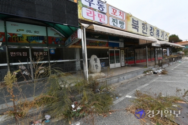 국도 위 흉물 ‘폐업 휴게소’…지자체 ‘나몰라라’ 수년째 방치 국도 위 흉물 ‘폐업 휴게소’…지자체 ‘나몰라라’ 수년째 방치