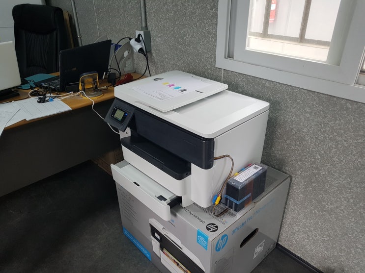  건설 현장 사무실용 복합기 hp7740 판매합니다. - 울산 동구 서부동 GS건설 현장 컨테이너 사무실에 무한잉크 프린터 판매합니다.