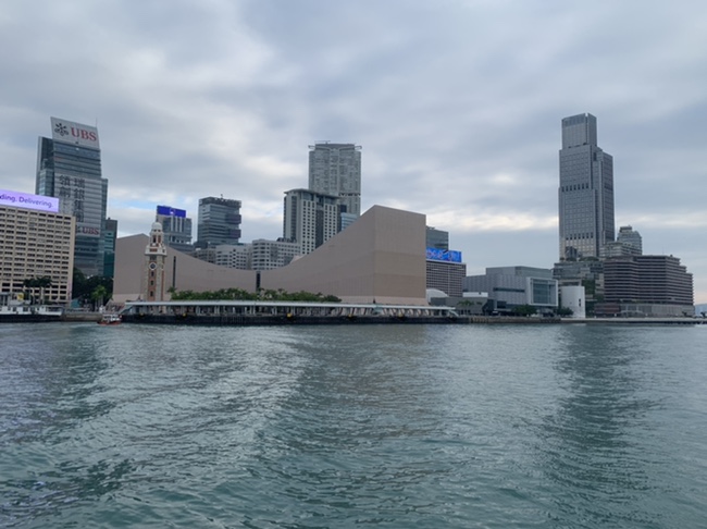 홍콩 갬성과 페리. 그리고 그린 에너지의 물결