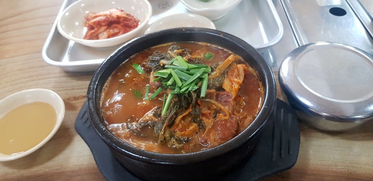 주문하면 바로 나오는 30년 맛의 전통 도마다리 묵은지 뼈다귀 감자탕에서 뼈해장국 먹기