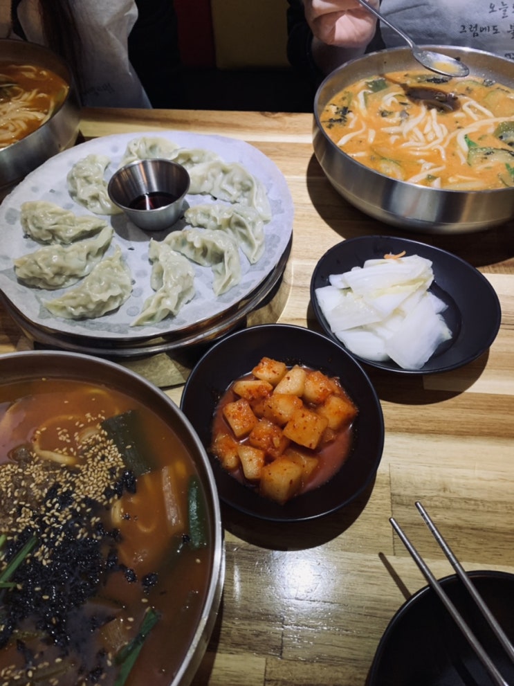  장칼국수, 고기만두는 덤