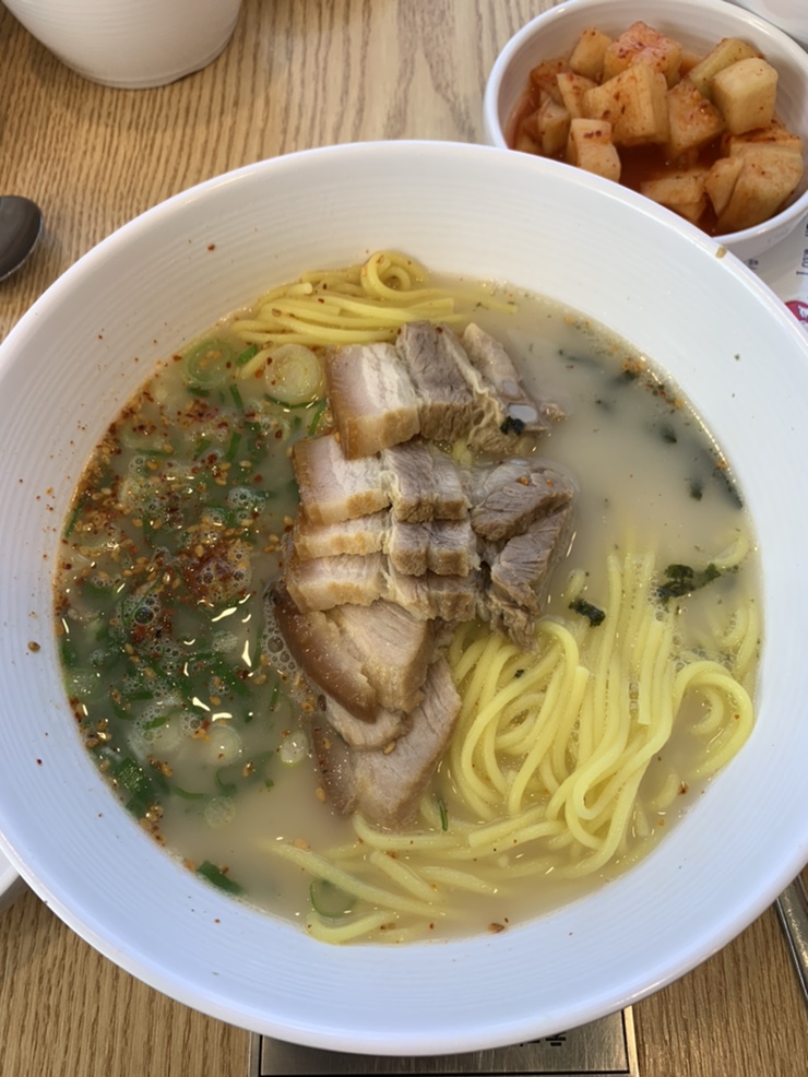  제주공항 근처 자매국수, 고기국수랑 김치 조합이 미침 ㅠㅠ