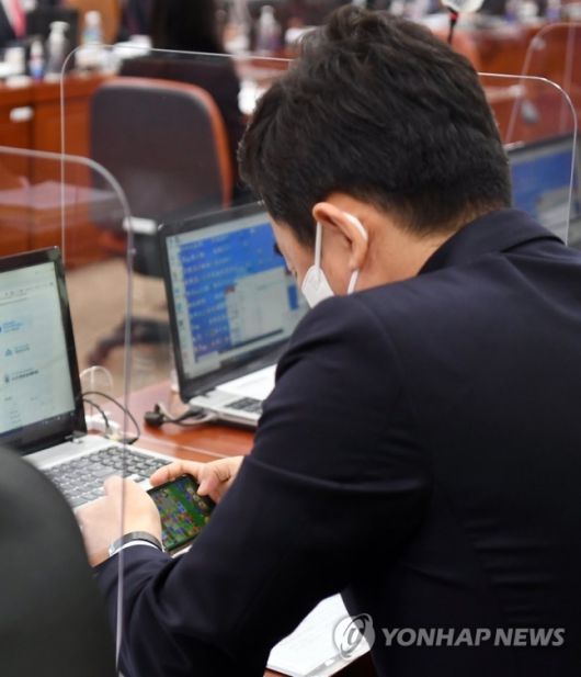  또 국감 중 '게임 삼매경'...국회의원 강훈식 "두말할 여지 없이 잘못한 일" 깊은 반성중...