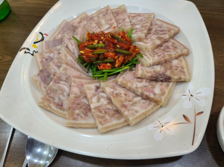  콩심광명시청오징어무침과편육