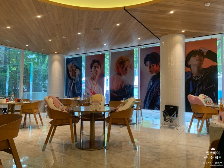  청담 맛집 :: SMTOWN &CAFE_김치볶음밥과 BLT샌드위치가 맛있는 스엠 레스토랑 / 슈퍼엠X김정기 작가님 호랑이 작품 실물 구경