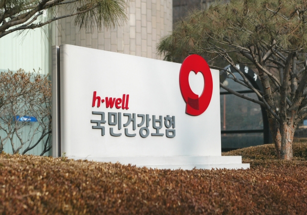 건강보험공단, 국내 첫 동성 부부 배우자 관계로 등록했는데 "실수"? 건강보험공단, 국내 첫 동성 부부 배우자 관계로 등록했는데 "실수"?