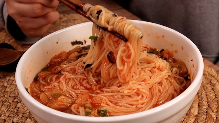  뜨끈 얼큰한 김치국수