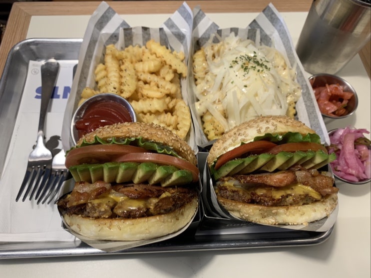  (서울/한남동) 여자친구랑 한남동 구경하기 전에 간단히 배도 채울 겸 다운타우너에 와서 아보카도 햄버거랑 감자튀김을 맛있게 먹었어요