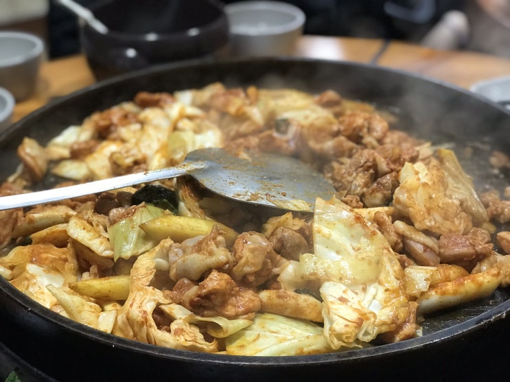  닭갈비는 춘천  비와별 닭갈비 본점에서