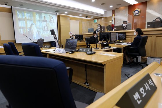 우리 법정에 울려퍼진 중국 교수들의 설전···코로나에 국제법 영상재판 시도하는 법원 우리 법정에 울려퍼진 중국 교수들의 설전···코로나에 국제법 영상재판 시도하는 법원