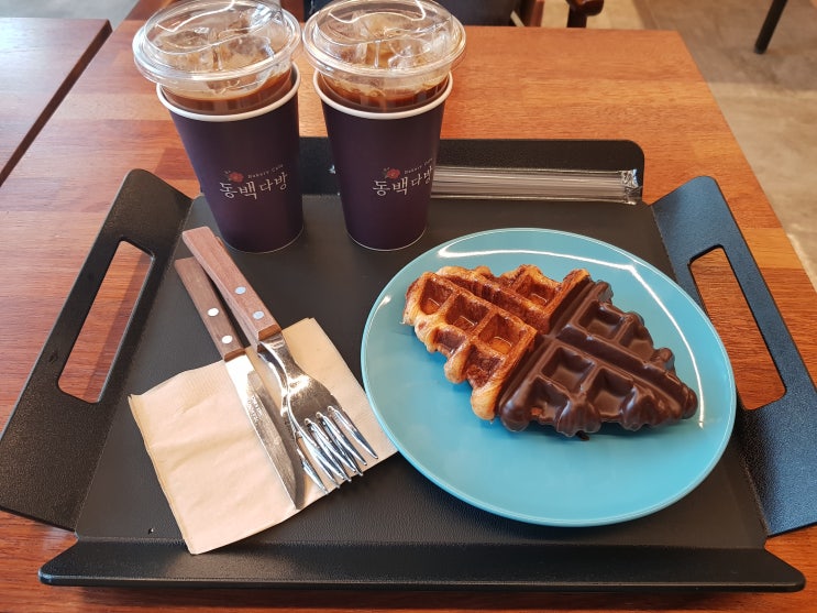  용인 동백 카페 '동백다방'에서 초코 크로플과 함께 돌체라떼 마셔봤어요~