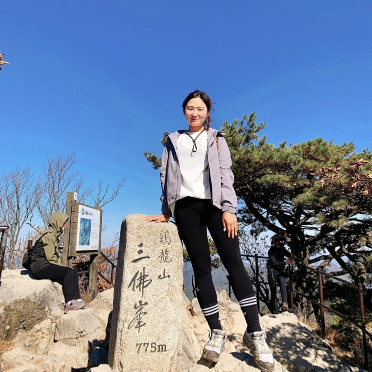  계룡산 단풍 시기 지금이 절정.  단풍을 품고 관음봉 등반.