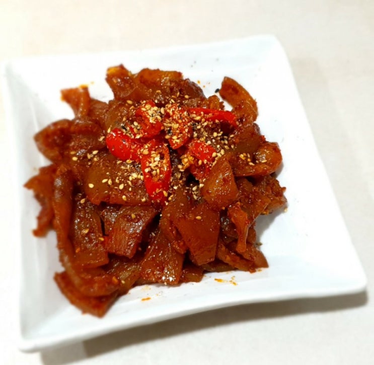  돼지껍데기 요리 냄새 없이 삶고 고추장 양념으로 불 맛나게 볶아 먹어요