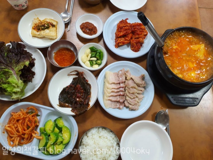  노부부의 정성이 깃든 충무로역 가성비 맛집 <팔도보쌈>