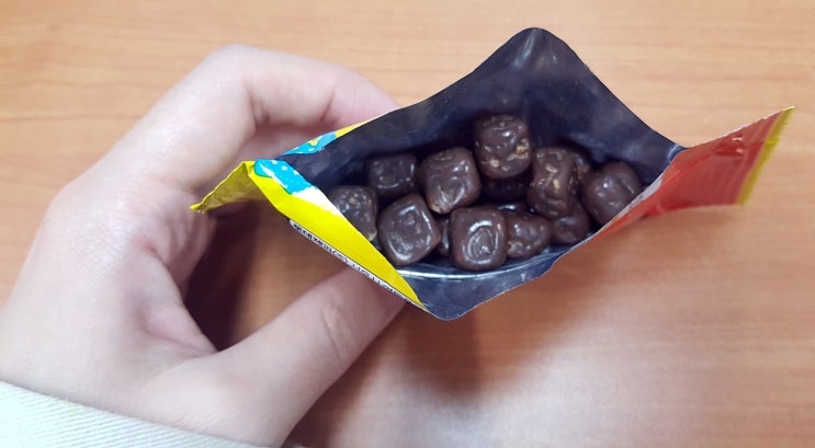 한입에 쏙! 간식으로 먹기 좋은 바삭바삭한 초코볼 롯데 크런키볼 실속팩