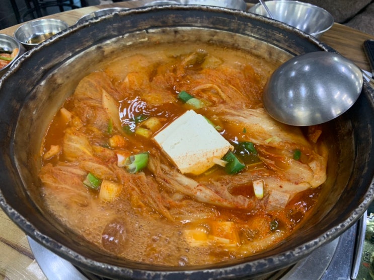  (부천/부천북부역) 여자친구랑 오래간만에 칼칼한 김치찌개가 먹고 싶어서 명동 찌개 마을에서 맛있는 점심을 먹었어요 (계란말이, 라면사리 추가)