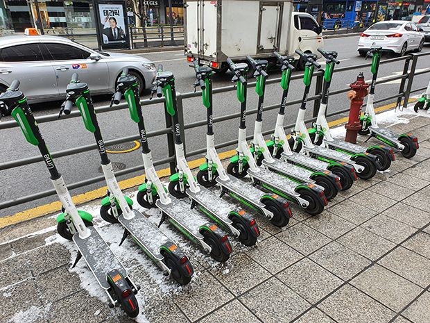 전동킥보드 피해를 내 車보험으로?…보험사·소비자 불만↑ 전동킥보드 피해를 내 車보험으로?…보험사·소비자 불만↑