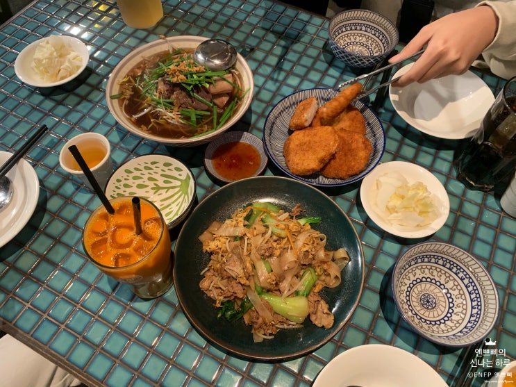  압구정로데오 도산공원 맛집 :: 태국당_태국에 온 것 같은 분위기에서 팟씨유와 소갈비 쌀국수 / 새우살 튀김 꼭 시키세요