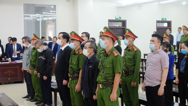  수 조동에 달하는 불법 대출을 일으킨 혐의로 법정에 선 두 명의 BIDV 은행 전 부행장