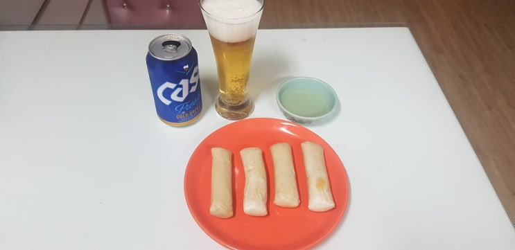  시원한 맥주가 생각나는 밤에 카스한캔과 가래떡에 달콤한 아카시아꿀찍어 떡맥