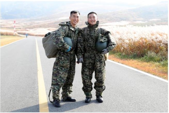 '특전부자·특전부부' 가을하늘 수놓다…강하 훈련 참가