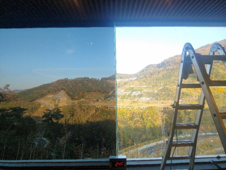  충주 건물 유리창문 단열썬팅 열차단썬팅 시선차단썬팅 아파트썬팅 전원주택썬팅 충주시 앙성면 본평리 일레븐CC 골프장 유리창문 썬팅
