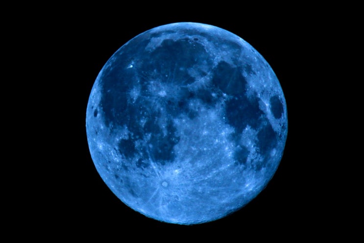 달이 참 밝습니다. (내일은 19년만에 핼로윈데이 블루문이 뜬다네요)