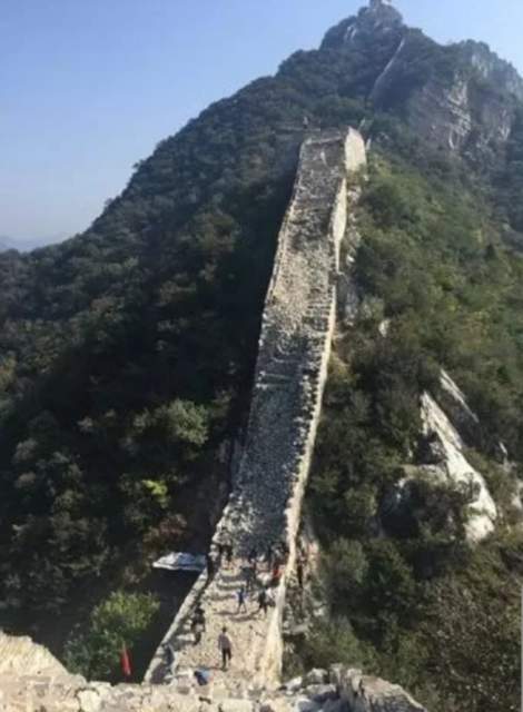  목숨걸고 만리장성 올라가는 중국인 관광객들, 사람들 죽고 다쳐 출입금지했는데...