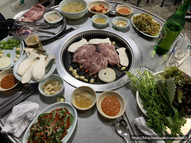  (경기/부천/내동) 오래간만에 퇴근 후 동네 친구들과 왕소금구이에서 목등심구이를 구워 먹었어요   (목등심구이, 칼칼한 된장찌개, 소주, 맥주 한 잔)