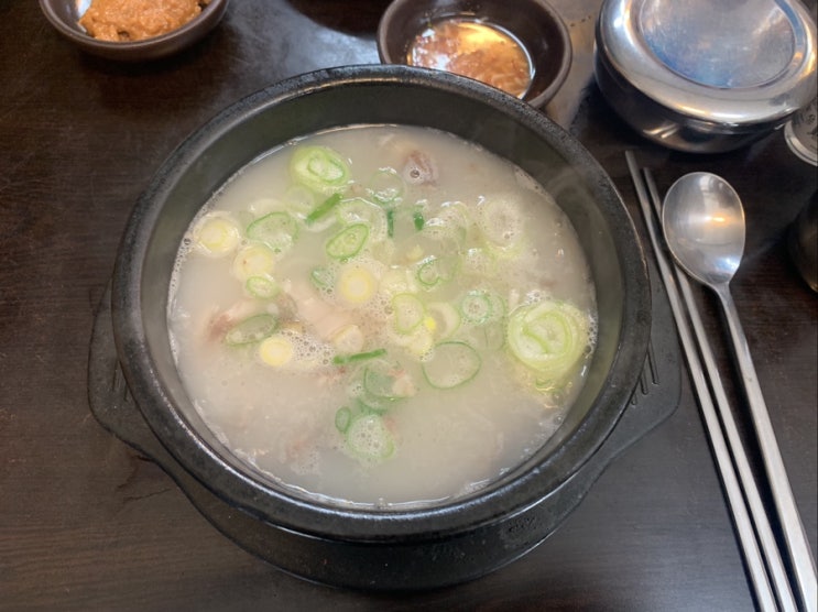  (서울/선릉역) 점심에 뜨뜻한 순댓국 국물이 생각나서 동료들과 아우라지왕순대국집에 가서 맛있는 점심을 먹었어요 (순대국밥,부추무침)