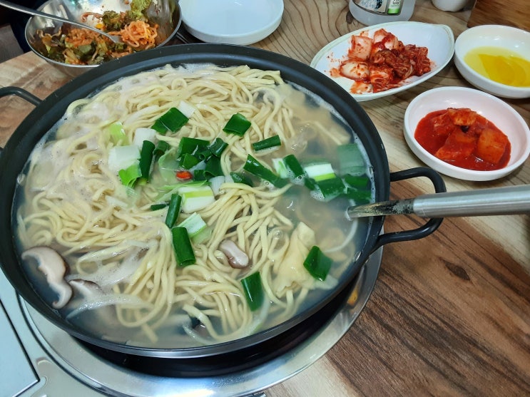  주말에 가족이랑 바지락 칼국수 후루룩